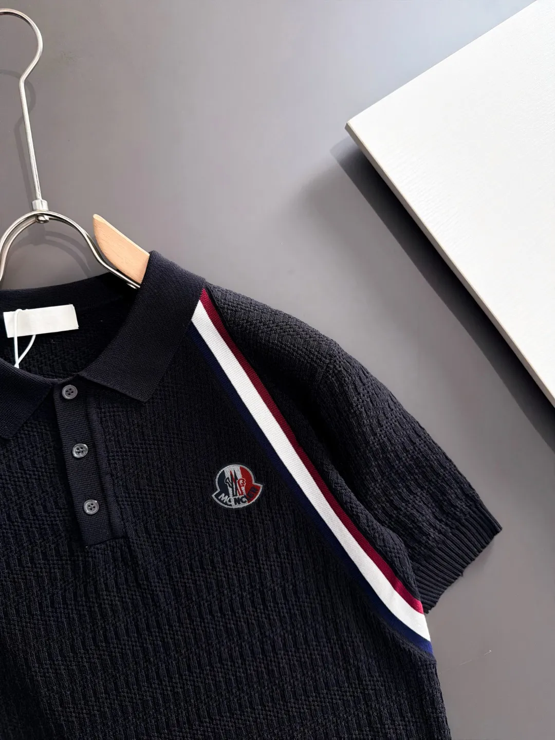 Next day delivery P165 High Quality Mouth Covered 2026 Summer New Arrival Men's Short Sleeve T-shirt Made of combed cotton yarn knitted cotton fabric, pure cotton high weight special yarn, it feels full of weight when weighed, and the upper body is more textured than ordinary T-shirts. This texture can cope with the weather easily and is suitable for both hot and cold! The pattern on the chest adopts three-dimensional embroidery technology, and is perfectly produced stitch by stitch with reference to the original version! Loose fit design, looks noble. Size: M to XXXL